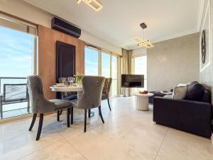 URBAN APARTMENTS GLOBAL SKYLINE, 15th Floor No 23, Free Garage, Self Check-in, No Deposit