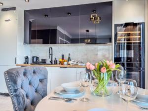 URBAN APARTMENTS GLOBAL SKYLINE, 15th Floor No 23, Free Garage, Self Check-in, No Deposit