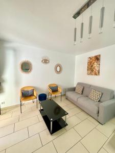 Jolie 3 pièces avec terrasse au vieux port, à 2 pas des plages et du palais.