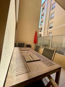 Jolie 3 pièces avec terrasse au vieux port, à 2 pas des plages et du palais.