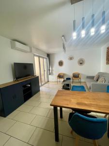 Jolie 3 pièces avec terrasse au vieux port, à 2 pas des plages et du palais.