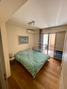 Jolie 3 pièces avec terrasse au vieux port, à 2 pas des plages et du palais.