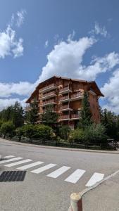 Résidence les Rochers Blancs 1 au centre de la station à deux pas des pistes - 3-star hotels in Le Dévoluy