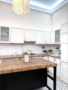 V1 Central Riverfront Apartment 2 BDRM