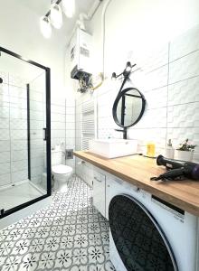 V1 Central Riverfront Apartment 2 BDRM