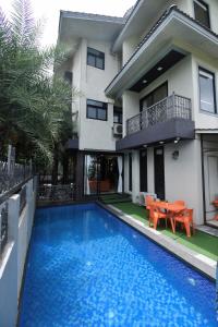 7BHK Pool House by VLove Homes