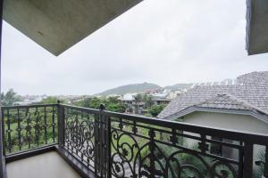 7BHK Pool House by VLove Homes