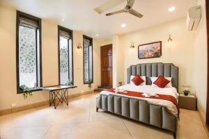 7BHK Pool House by VLove Homes