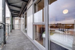 The Asian Zen Suite- Balcony - Netflix and City View