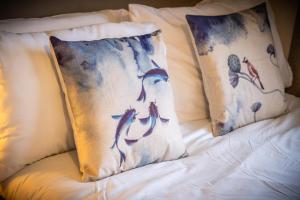 The Asian Zen Suite- Balcony - Netflix and City View