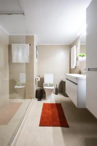 Big Stylish 2BR Apt City Views 3 Min Walk to Sea