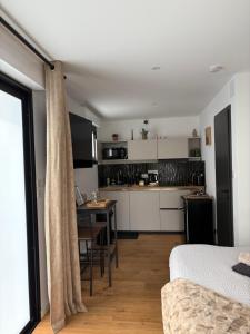 Appartements Studio Prestige Le Chene Dore Climatise avec terrasse au coeur du centre touristique cite des loisirs 200 m du Galaxie parking gratuit privatif : photos des chambres