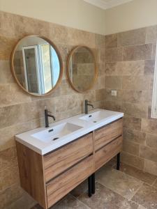 Maisons de vacances Maison de charme avec jacuzzi, vue sur Gordes a 5mn du centre du village : photos des chambres