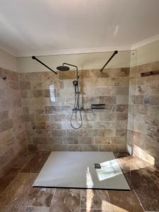 Maisons de vacances Maison de charme avec jacuzzi, vue sur Gordes a 5mn du centre du village : photos des chambres