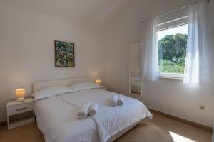 APARTMENTS BRUNO 3 - two-room penthouse apartment - wonderful view of the sea - the best location, first row to the beach - 10 minutes from Supetar ferry port - free secured parking - facilities nearby