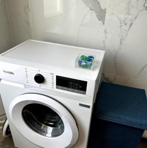 Appartements PARIS-MONTROUGE Magnifique Studio Appartement de 35m2 - tres cosy pour 1 a 6 personnes refait a neuf - ENTIRE APARTMENT LUXIRIOUS AND WARM - Montrouge Paris 14eme - Proche Aeroport Orly & Parc Expositions Porte de Versailles FREE WIFI GRATUIT : photos des chambres