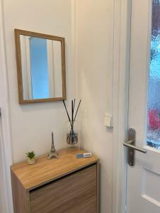 Appartements PARIS-MONTROUGE Magnifique Studio Appartement de 35m2 - tres cosy pour 1 a 6 personnes refait a neuf - ENTIRE APARTMENT LUXIRIOUS AND WARM - Montrouge Paris 14eme - Proche Aeroport Orly & Parc Expositions Porte de Versailles FREE WIFI GRATUIT : photos des chambres