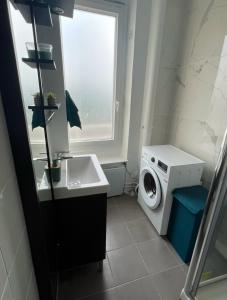 Appartements PARIS-MONTROUGE Magnifique Studio Appartement de 35m2 - tres cosy pour 1 a 6 personnes refait a neuf - ENTIRE APARTMENT LUXIRIOUS AND WARM - Montrouge Paris 14eme - Proche Aeroport Orly & Parc Expositions Porte de Versailles FREE WIFI GRATUIT : photos des chambres