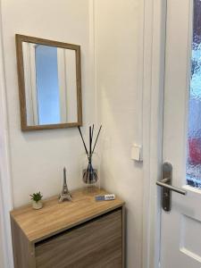 Appartements PARIS-MONTROUGE Magnifique Studio Appartement de 35m2 - tres cosy pour 1 a 6 personnes refait a neuf - ENTIRE APARTMENT LUXIRIOUS AND WARM - Montrouge Paris 14eme - Proche Aeroport Orly & Parc Expositions Porte de Versailles FREE WIFI GRATUIT : photos des chambres