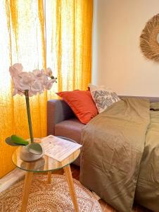 Appartements PARIS-MONTROUGE Magnifique Studio Appartement de 35m2 - tres cosy pour 1 a 6 personnes refait a neuf - ENTIRE APARTMENT LUXIRIOUS AND WARM - Montrouge Paris 14eme - Proche Aeroport Orly & Parc Expositions Porte de Versailles FREE WIFI GRATUIT : photos des chambres