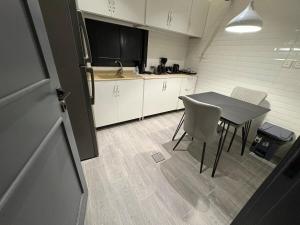 Apartment with bedroom, living room, kitchen, bathroom, and self check-in