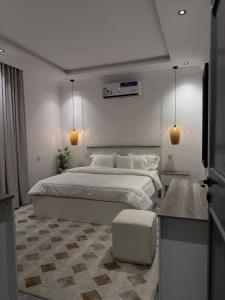 Apartment with bedroom, living room, kitchen, bathroom, and self check-in