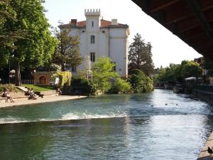 villa moderne au centre de lIsle sur la Sorgue