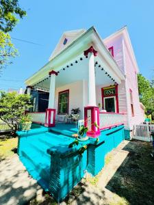Uptown Colorful Cottage by the Riverwalk