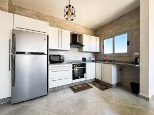 2BR Chalet with Direct Pool Access Ein Bay