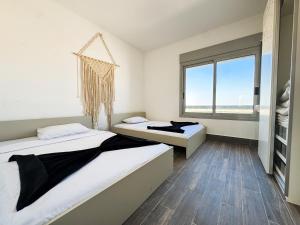 2BR Chalet with Direct Pool Access Ein Bay