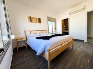 2BR Chalet with Direct Pool Access Ein Bay