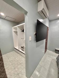 Cozy Manor with Spacious Kitchen and Tub