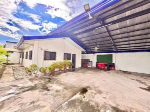 Cozy Manor with Spacious Kitchen and Tub