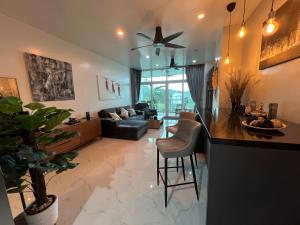 Karon Hill 1 Bedroom City & Ocean, City and Mountain View