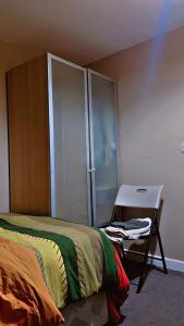 Private Double Bed with Super Fast WiFi Shared Bathroom & Lounge in a 2 Bedroom Apartment, Paid Parking On-Site