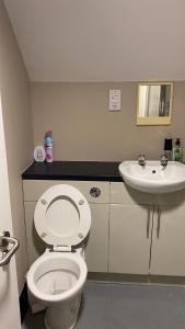 Private Double Bed with Super Fast WiFi Shared Bathroom & Lounge in a 2 Bedroom Apartment, Paid Parking On-Site