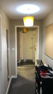 Private Double Bed with Super Fast WiFi Shared Bathroom & Lounge in a 2 Bedroom Apartment, Paid Parking On-Site