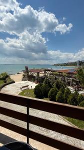 Двустаен апартамент с прекрасна морска гледка и голяма тераса на самия бряг на морето