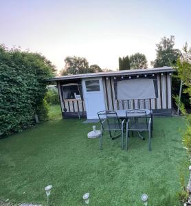 Wohnwagen mit Vorzelt auf einem Campingplatz