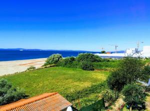 Sea view apartment with swimming pool near beach