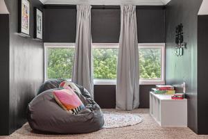 Cozy Boho Retreat Blocks from UNMC