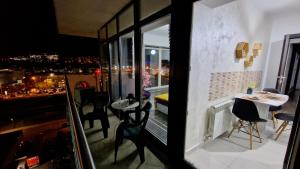 Aristocrat Sunset Panorama - Skyview Central Apartment