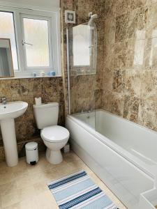 Lovely two bed flat with a sea view next to beach