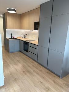 Topoľčianska Apartment Bratislava - Free Garage Parking & 10min Tram to Center