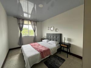 ACOGEDOR APARTAMENTO DISPONIBLE eN CALARCA QUINDIO EXCELENTE UBICACION EN CONJUNTO CERRADO 2 HABITACIONES PARKING BIEN EQUIPADO