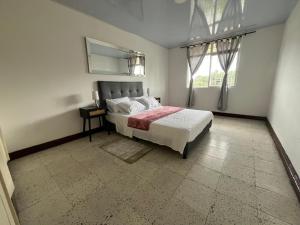 ACOGEDOR APARTAMENTO DISPONIBLE eN CALARCA QUINDIO EXCELENTE UBICACION EN CONJUNTO CERRADO 2 HABITACIONES PARKING BIEN EQUIPADO