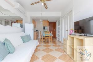 Excellent apt with sea views