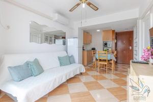 Excellent apt with sea views