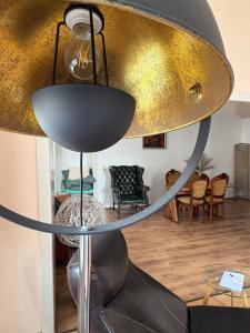 Nr 2 Gemütliche Suite mit King-Size Bett und Essbereich im Zentrum im Neubarockstyle