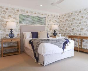 Moffat Beach Gem - Steps to Surf, Trails, Cafes